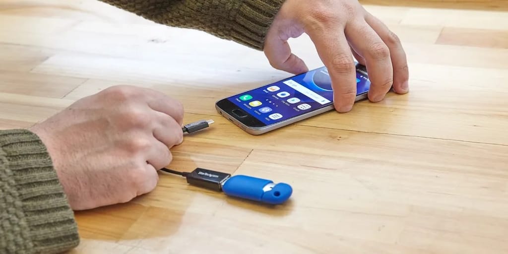 سر USB-C را به گوشی خود متصل نمایید.